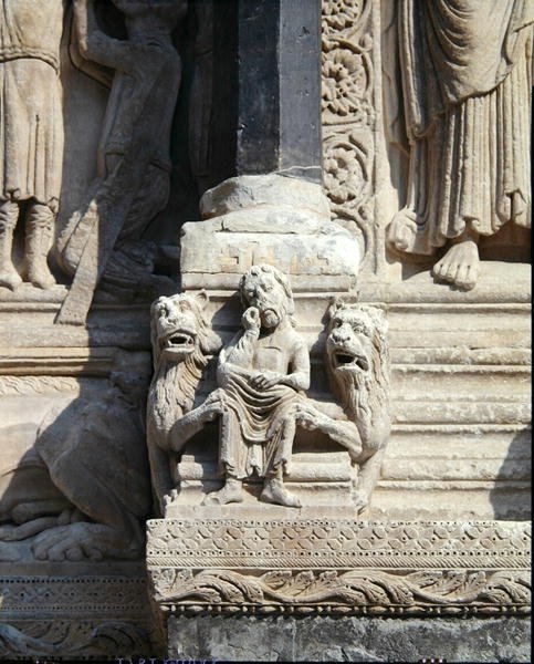 Daniel v jámě lvové, detail z portálu od French School
