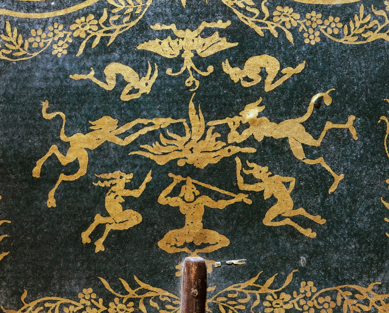 Démoni a kozy foukající na satanský oheň, ruční vějíř vytvořený jako reklamní prostředek pro operu Bílá paní (libreto Augustin Eugene Scribe, hudba Francois-Adrien Boieldieu), zlatý tisk na zeleném pozadí od French School