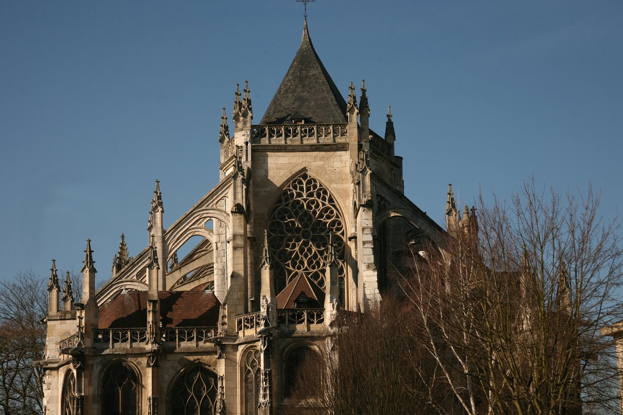 Zobrazující pohled na východní konec kostela od French School