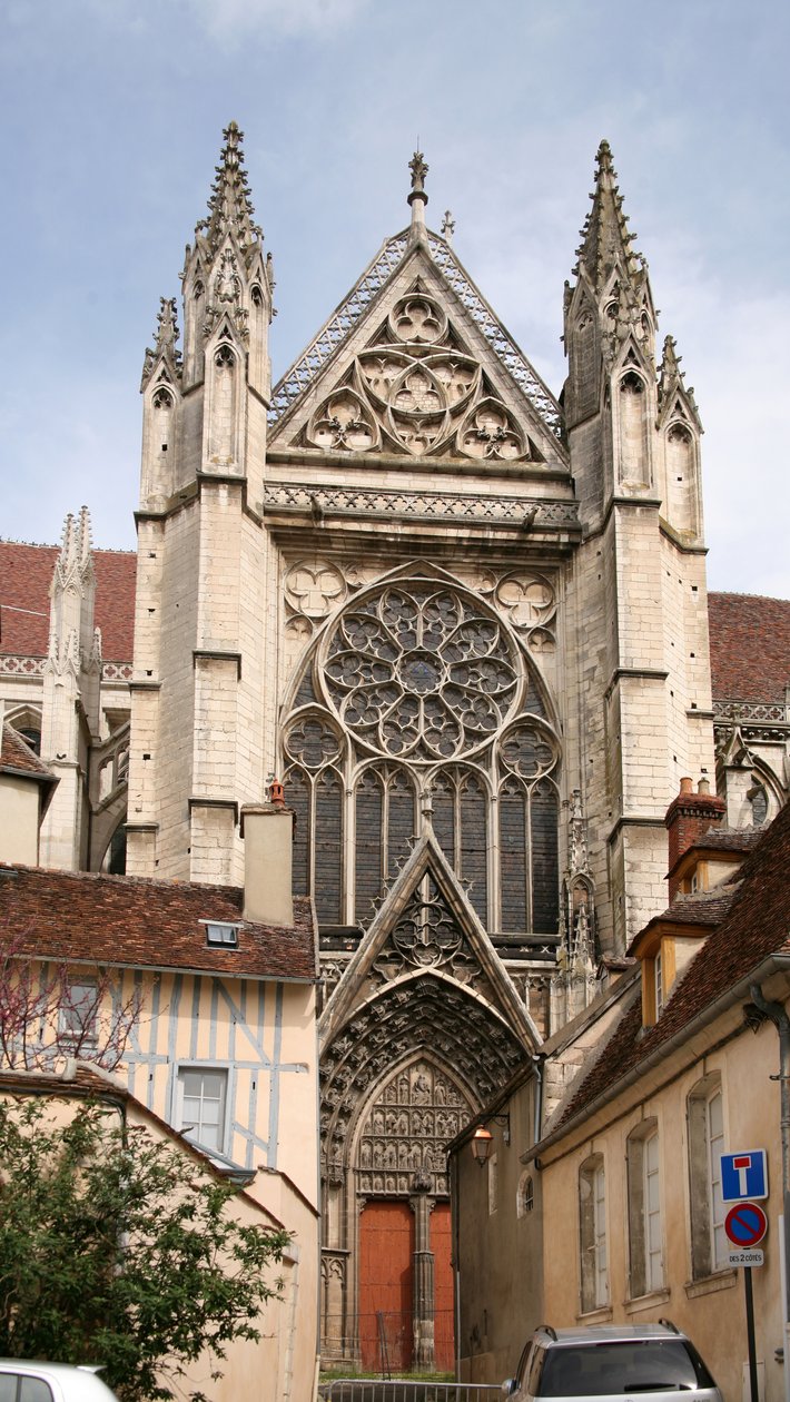 Zobrazující jižní fasádu a rozetové okno od French School