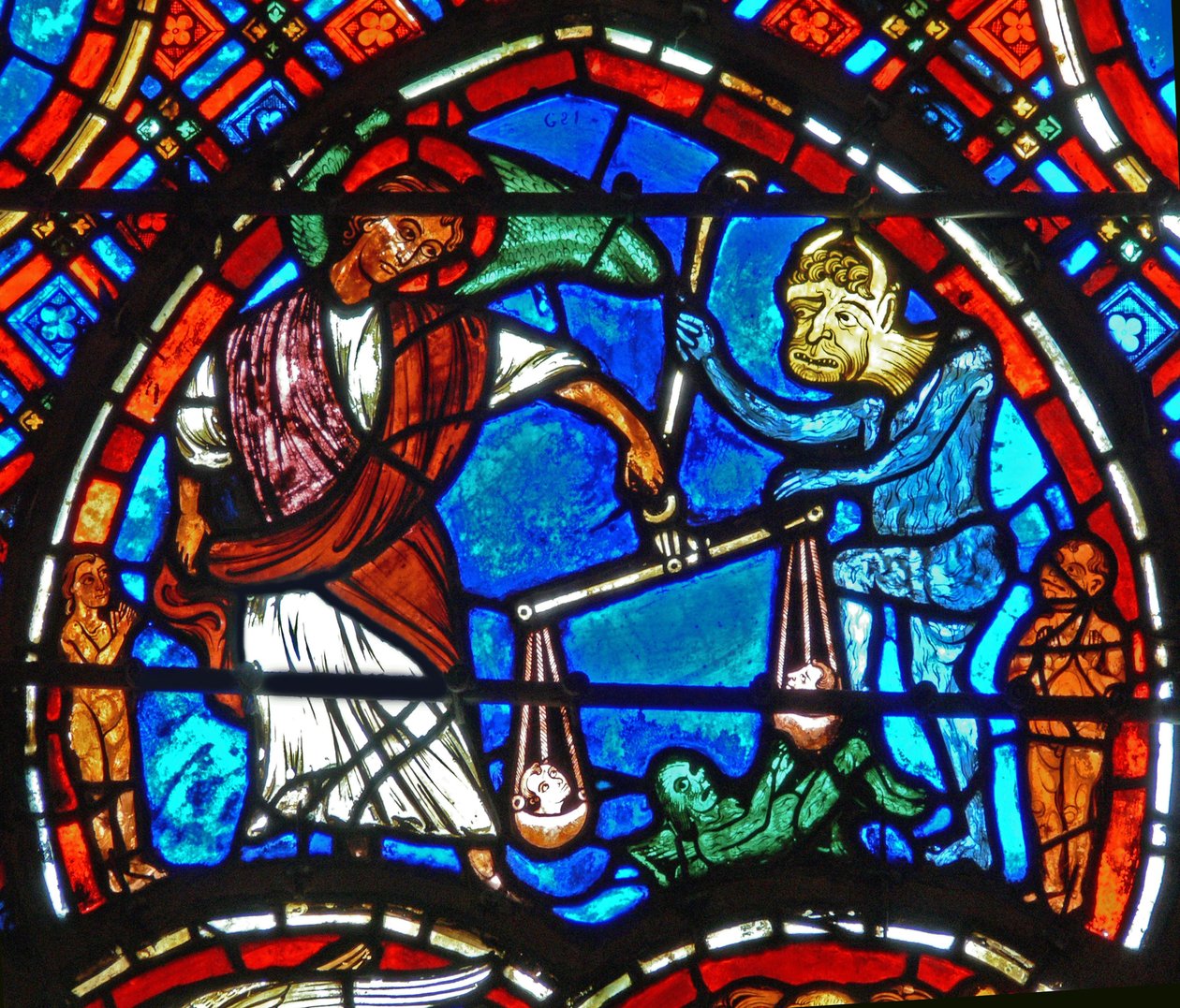 Detail z okna zobrazující Poslední soud: Sv. Michael váží duše od French School