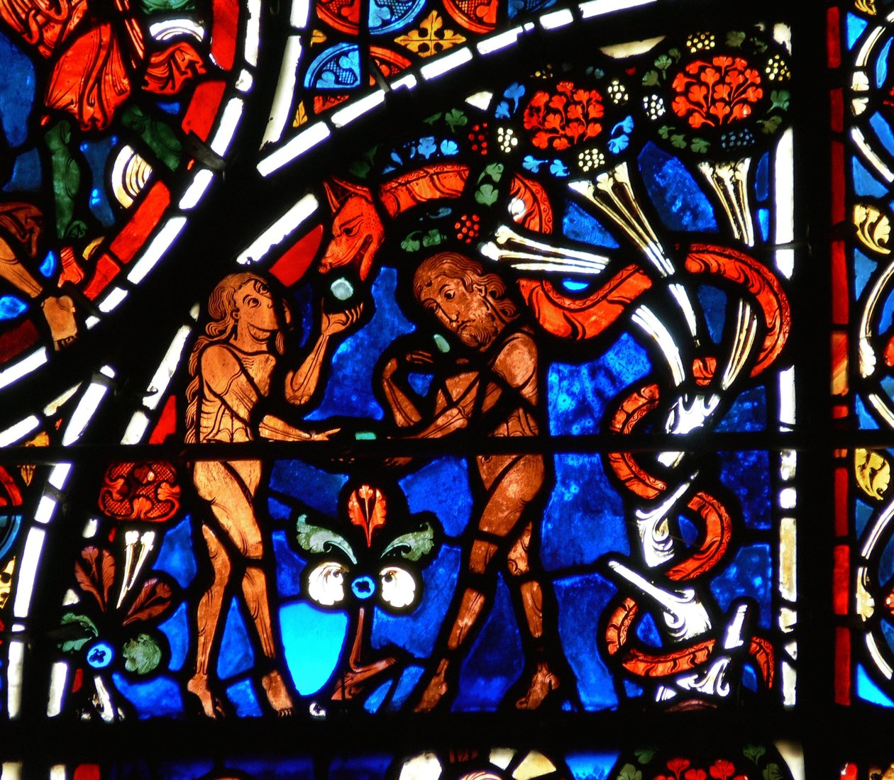 Detail okna s podobenstvím o milosrdném Samaritánovi: Adam a Eva pokoušení hadem od French School