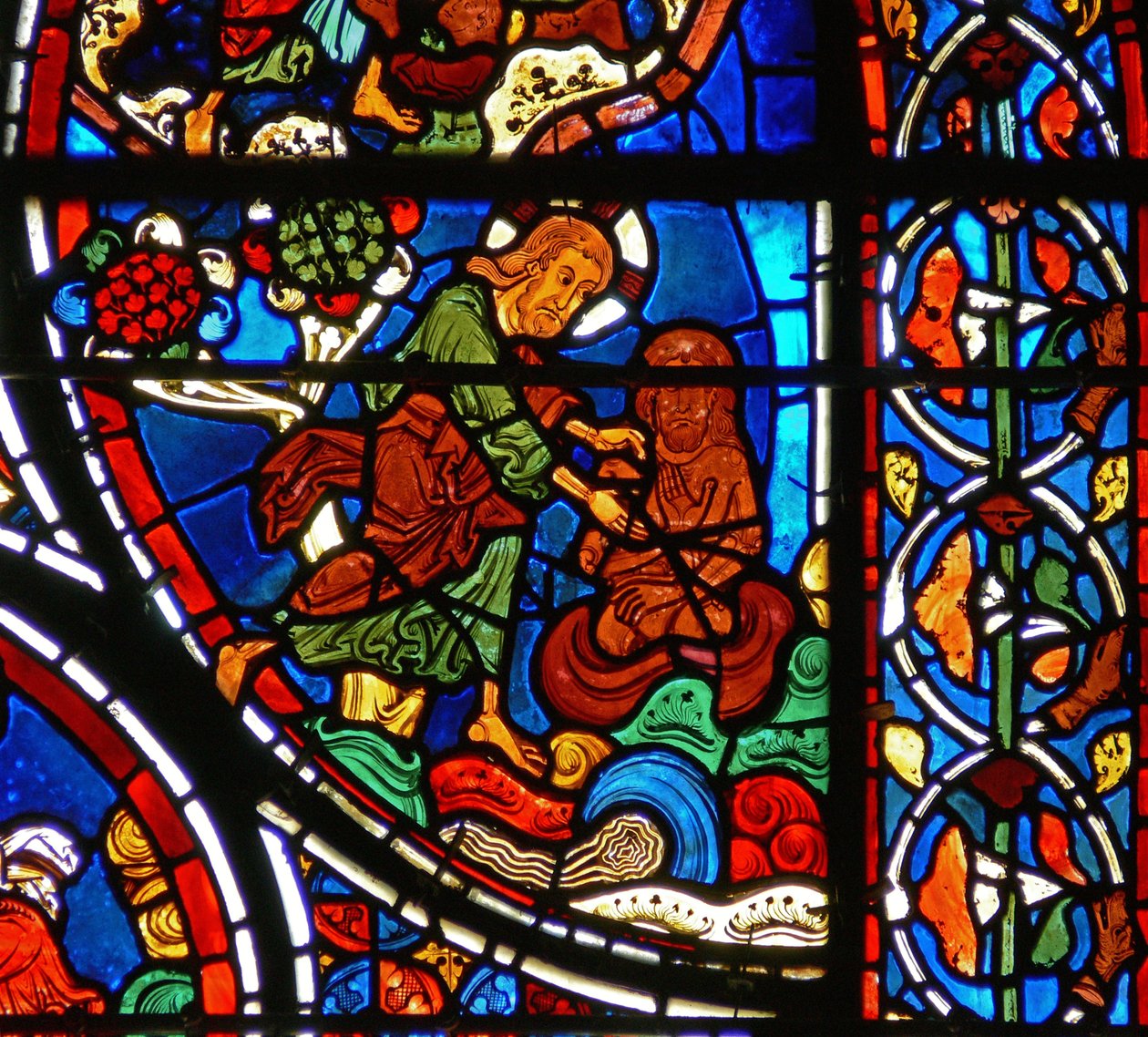 Detail z okna zobrazující podobenství o milosrdném Samaritánovi: Bůh tvoří člověka z hlíny od French School