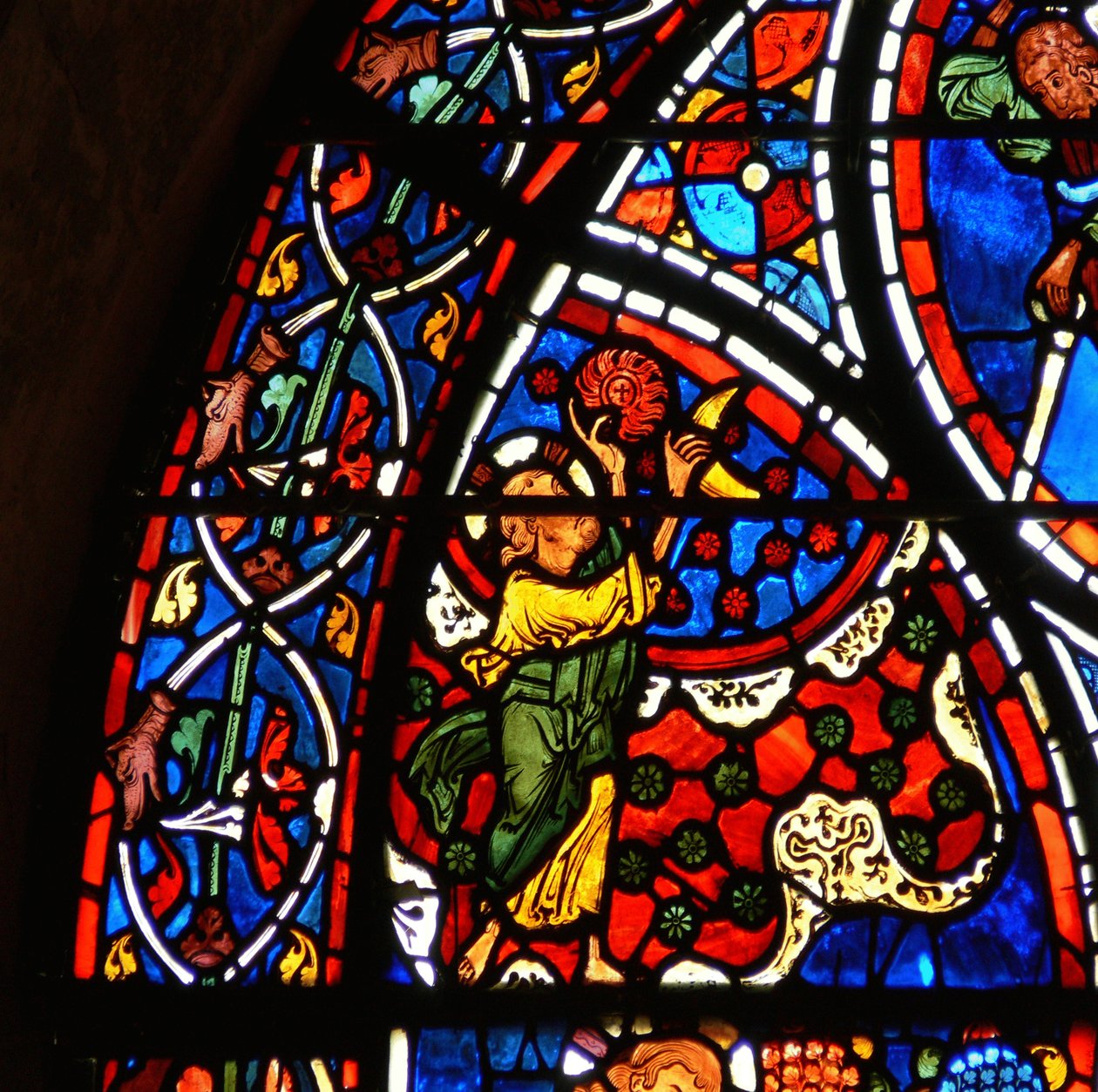 Detail z okna zobrazující podobenství o milosrdném Samaritánovi: Bůh tvoří slunce, měsíc a hvězdy od French School