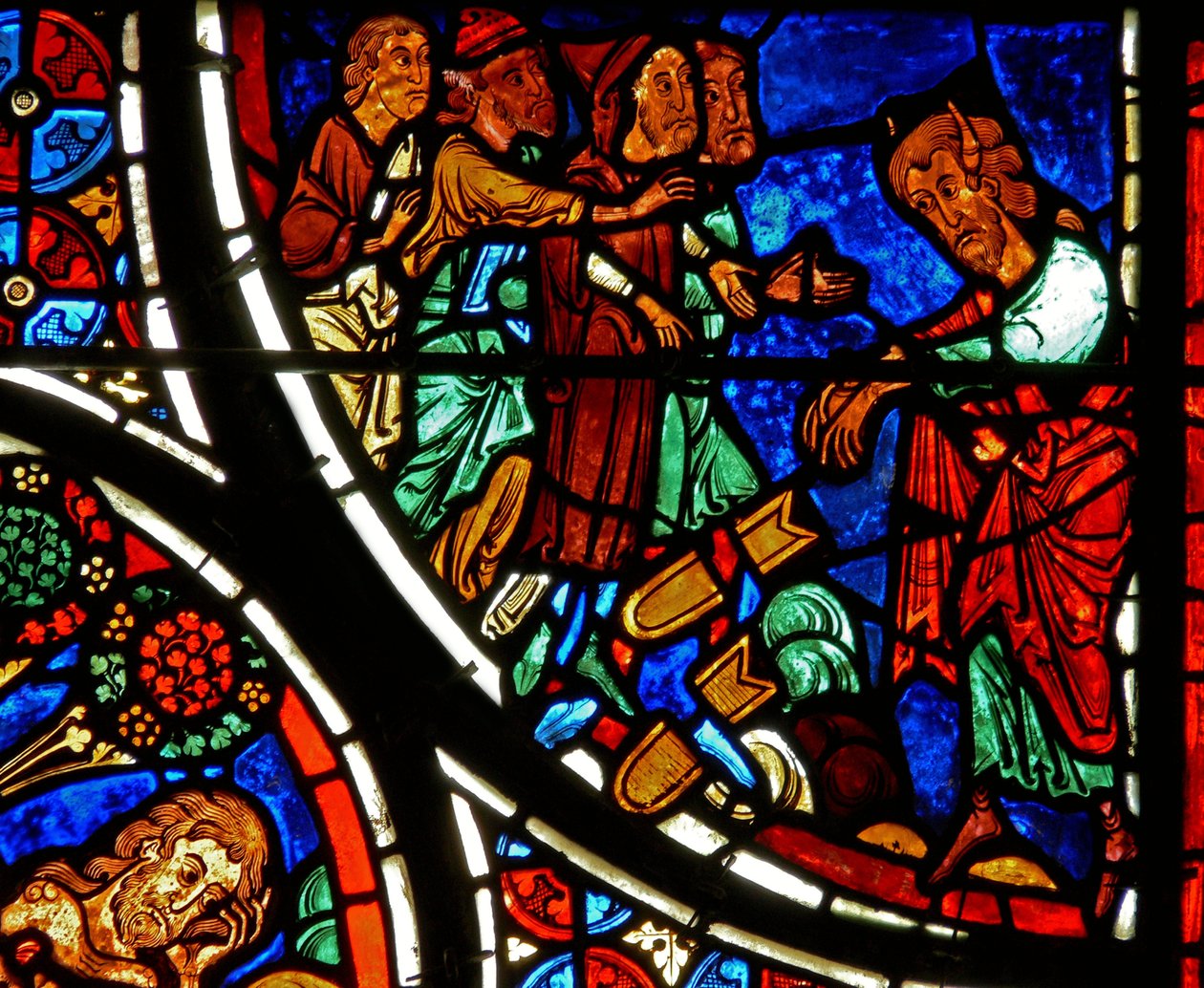 Detail z okna zobrazující podobenství o milosrdném Samaritánovi: Mojžíš odhazuje desky od French School