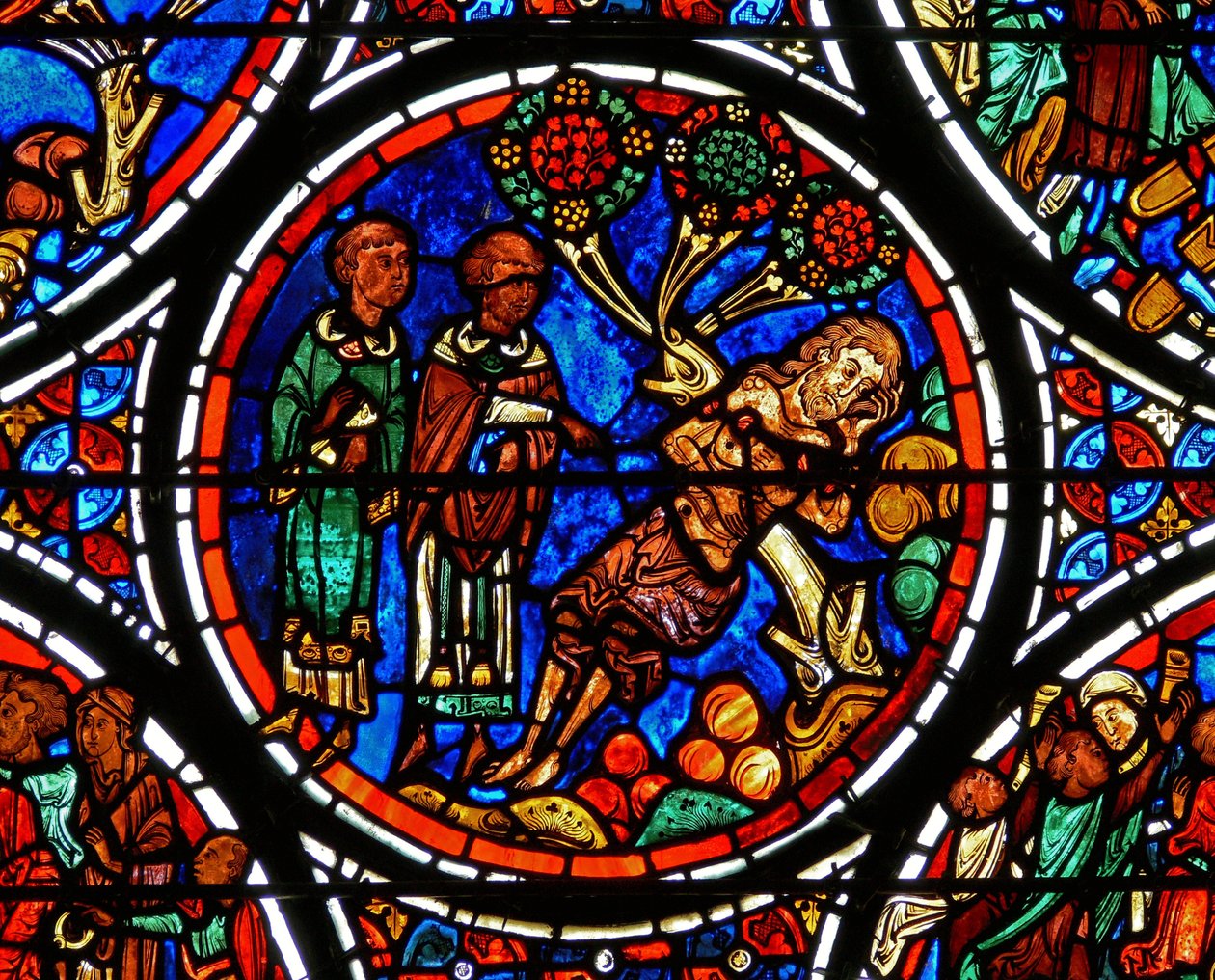 Detail z okna zobrazující podobenství o milosrdném Samaritánovi: kněz a Levi procházejí kolem od French School