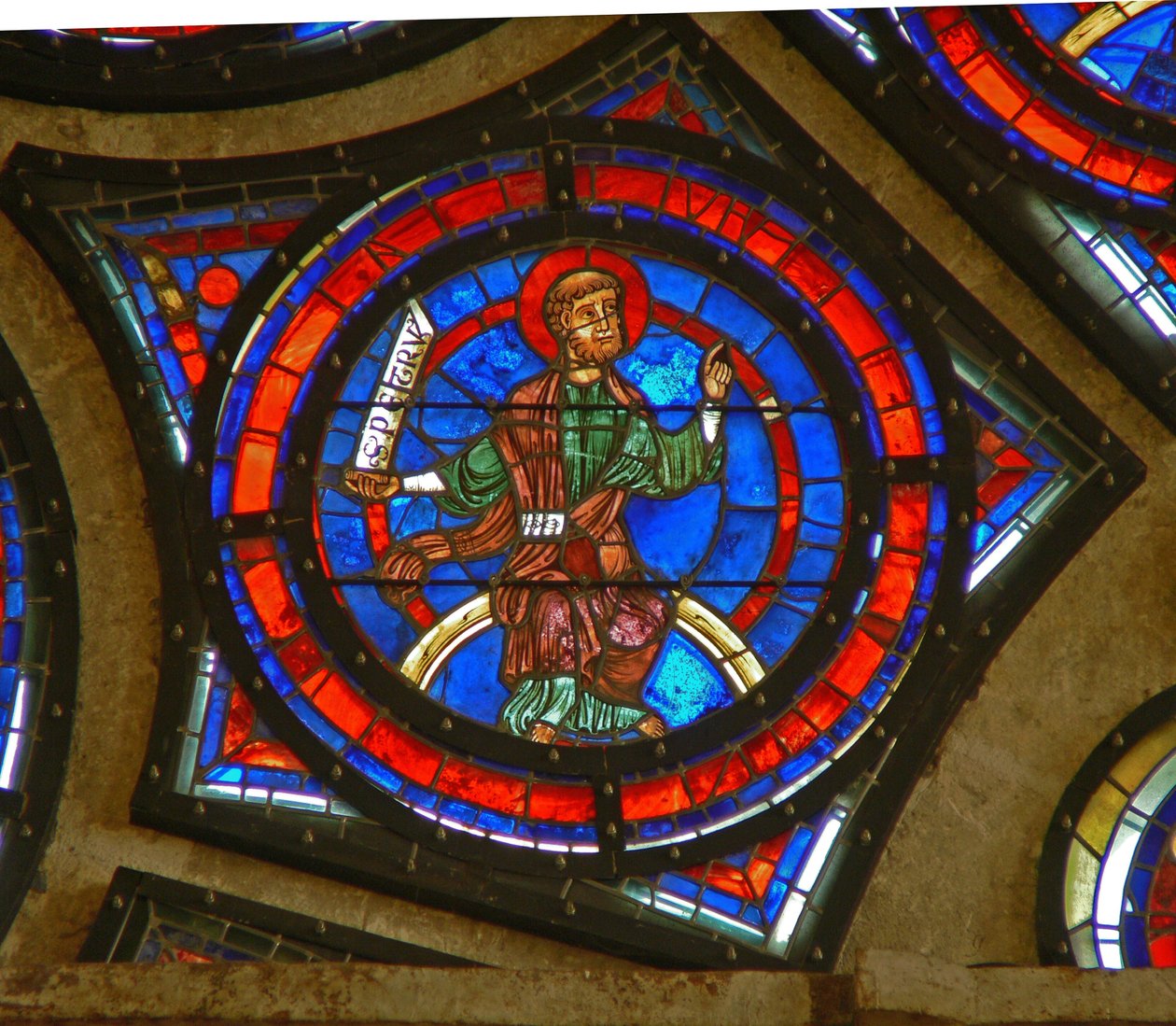 Detail z východního rozetového okna: Sv. Petr od French School