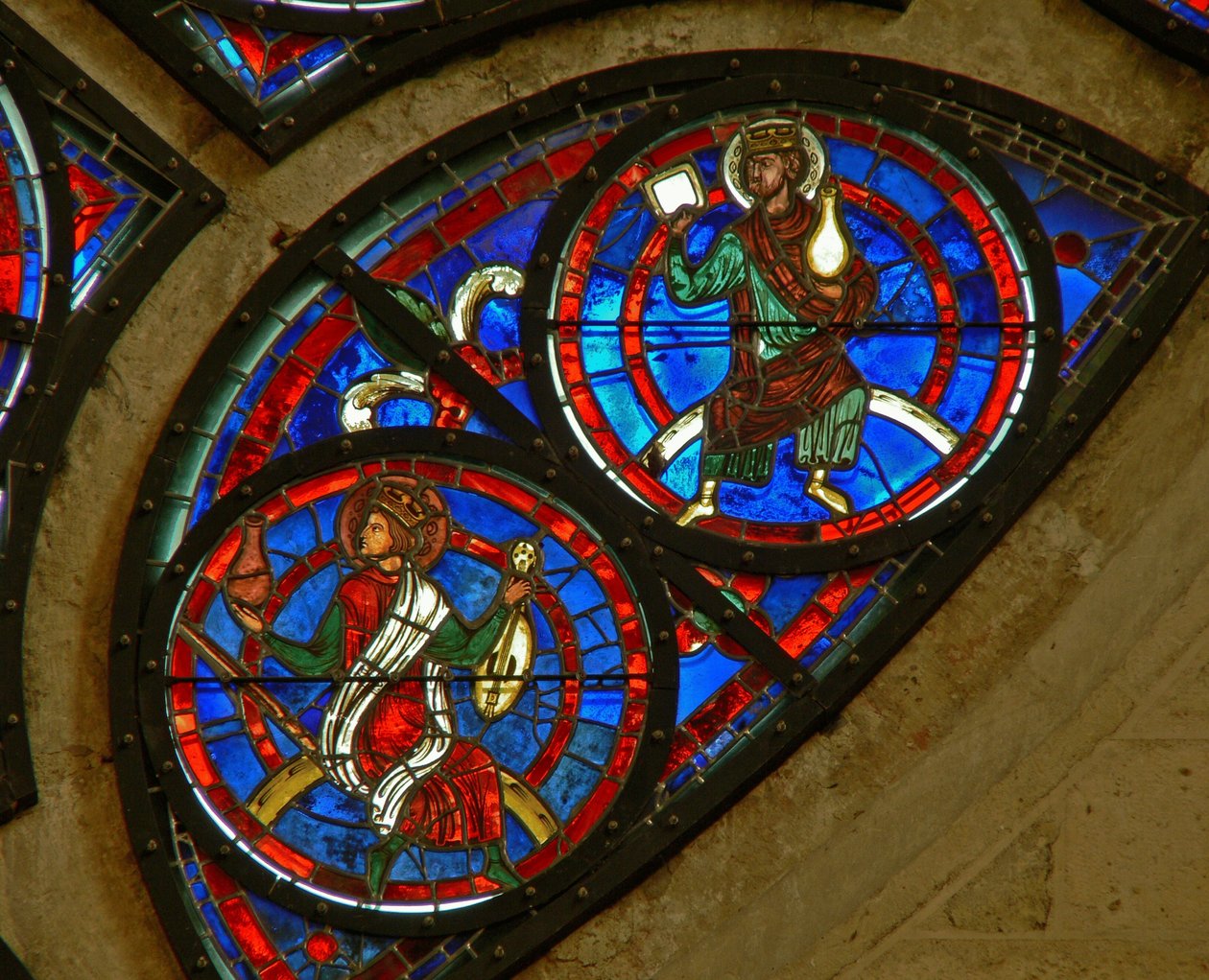 Detail z okna východní růžice zobrazující dva starší z apokalypsy od French School