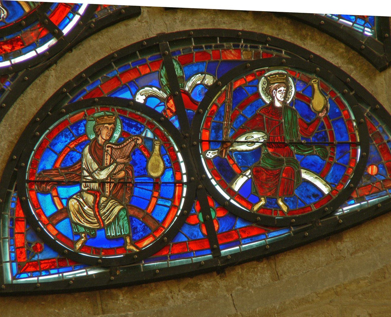 Detail z okna východní růžice zobrazující dva starší z apokalypsy od French School
