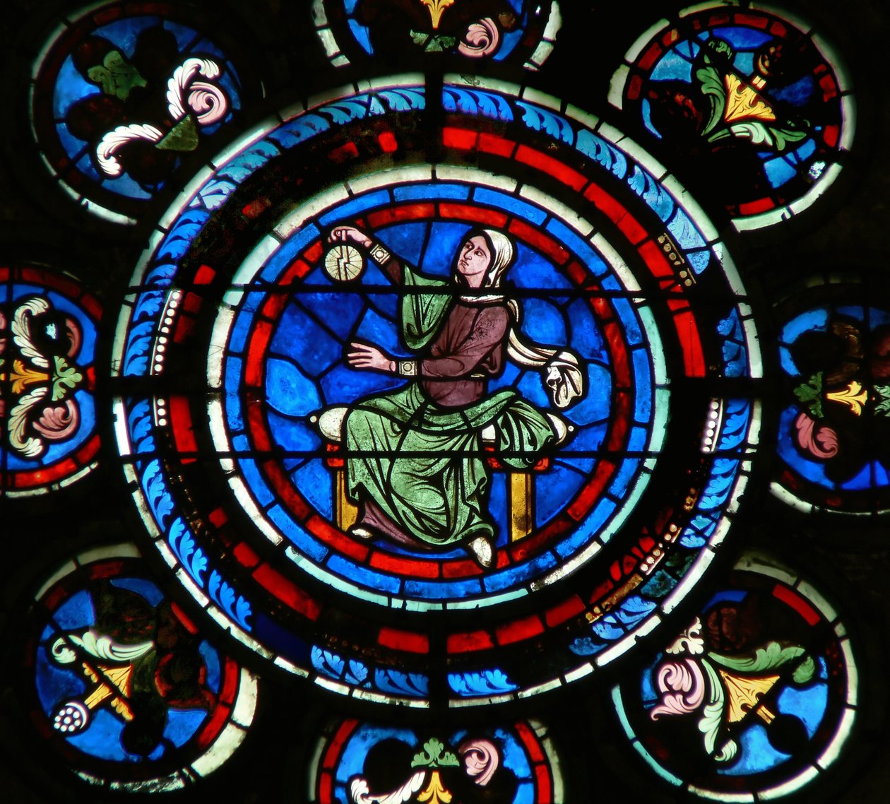 Detail ze severního rozetového okna zobrazující astronomii ze svobodných umění od French School