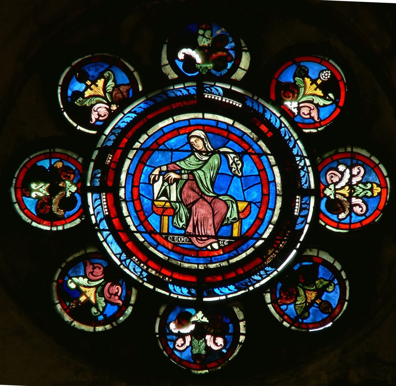 Detail ze severního rozetového okna zobrazující geometrii ze svobodných umění od French School