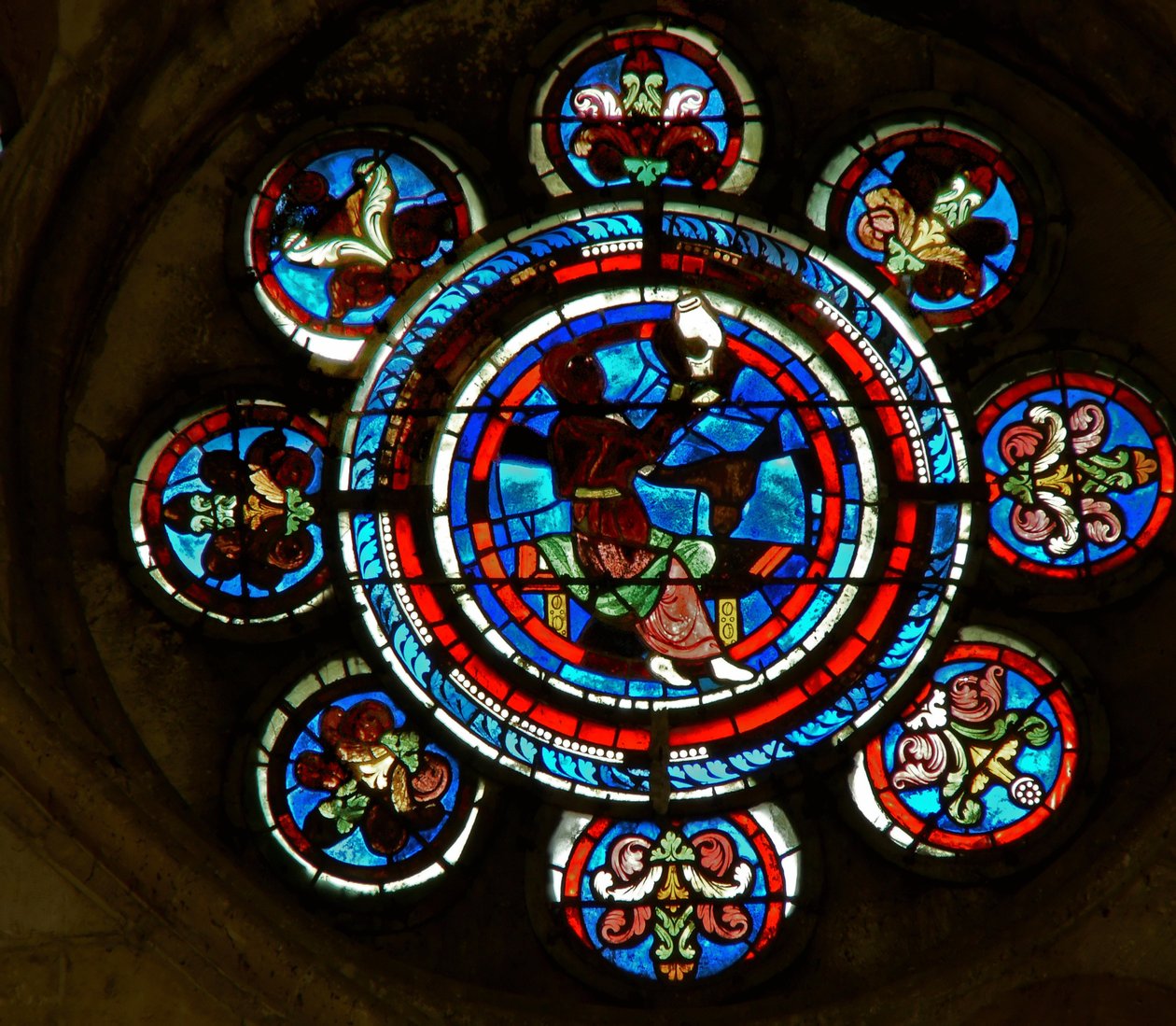 Detail ze severního rozetového okna zobrazující medicínu ze svobodných umění od French School