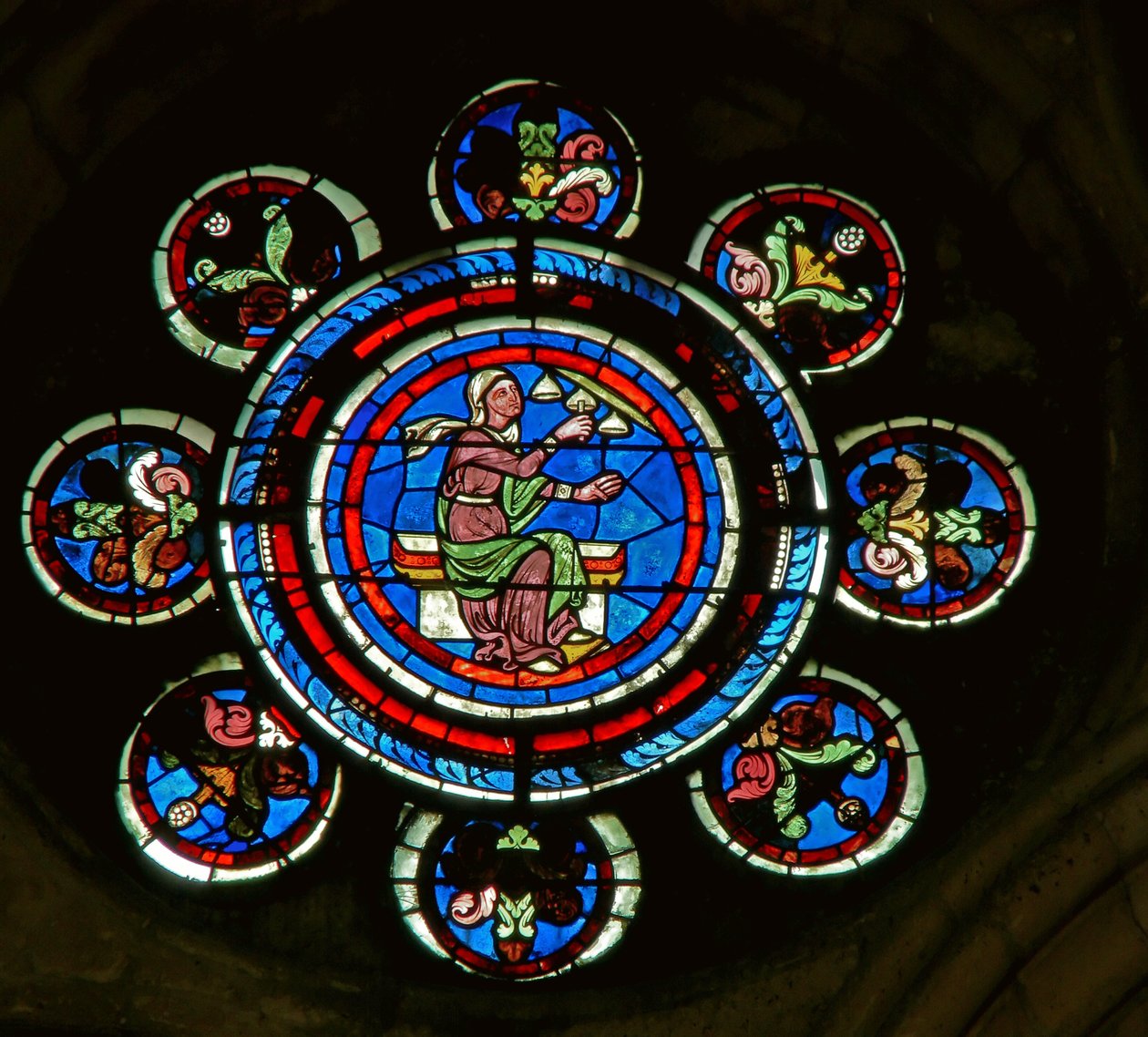 Detail ze severního rozetového okna zobrazující hudbu ze svobodných umění od French School