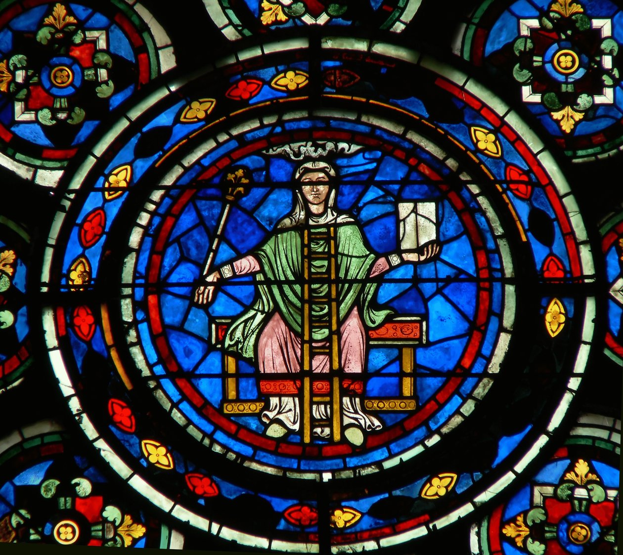 Detail ze severního rozetového okna zobrazující filozofii svobodných umění od French School