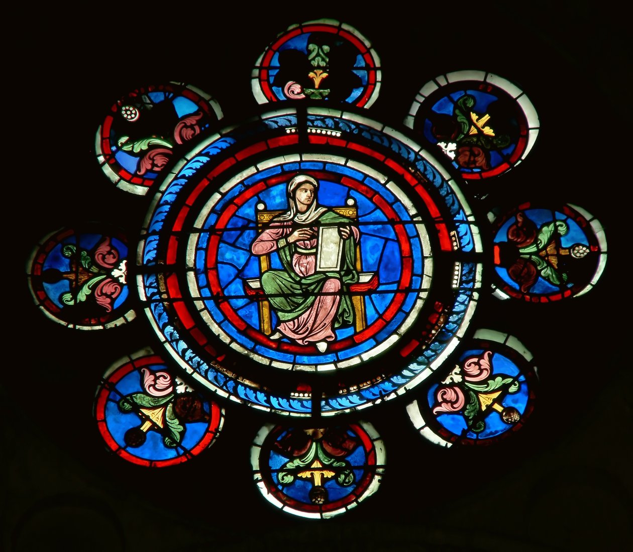 Detail ze severního rozetového okna zobrazující rétoriku ze svobodných umění od French School