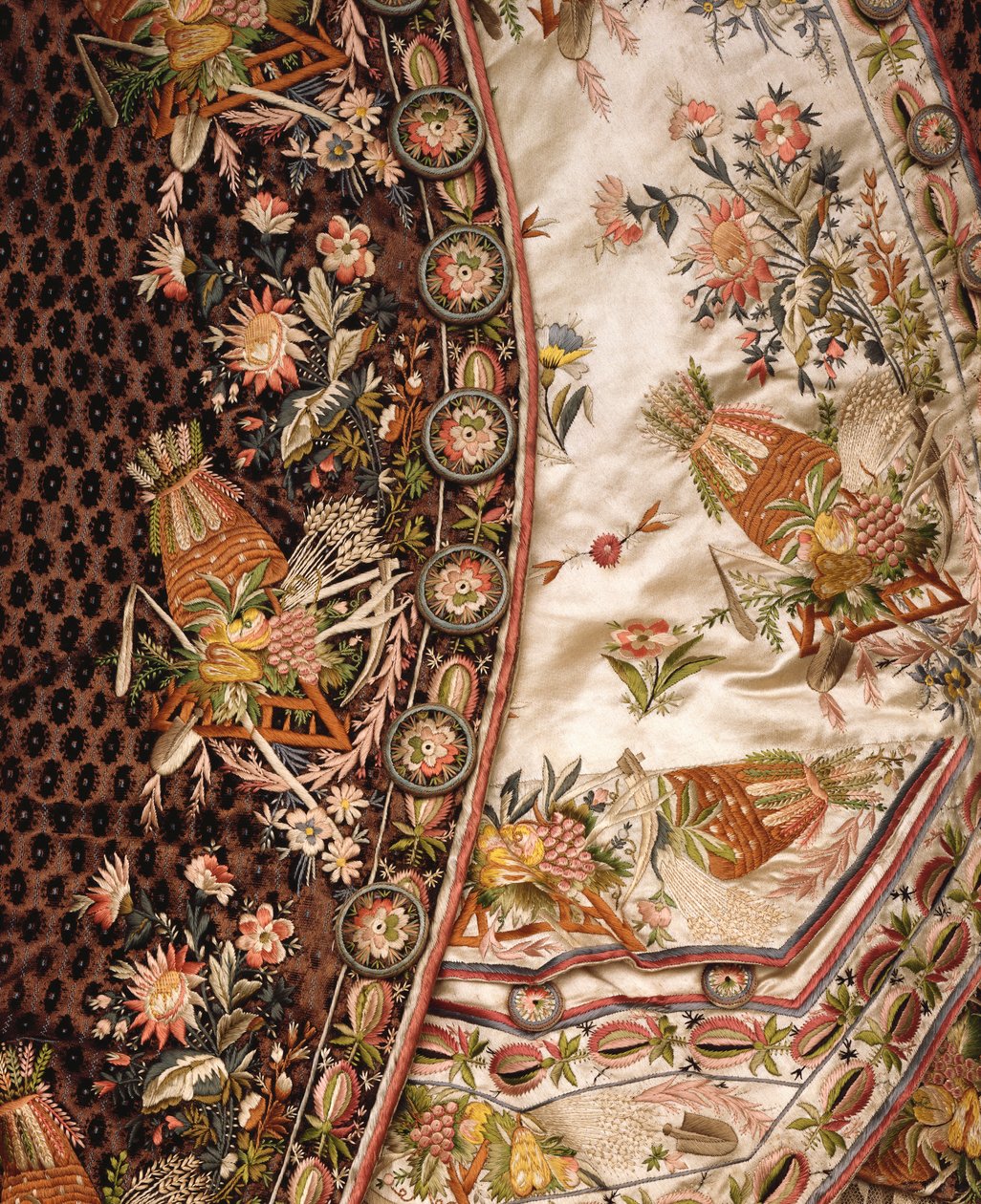 Detail nádherného obleku ze sametu hnědého střihu, který se skládá z kabátu, kalhot a pasu ze slonovinového saténu s výšivkou, kolem 1760 od French School