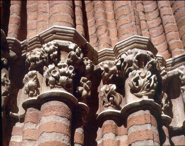 Detail vyřezávaných hlavic na jižní verandě od French School