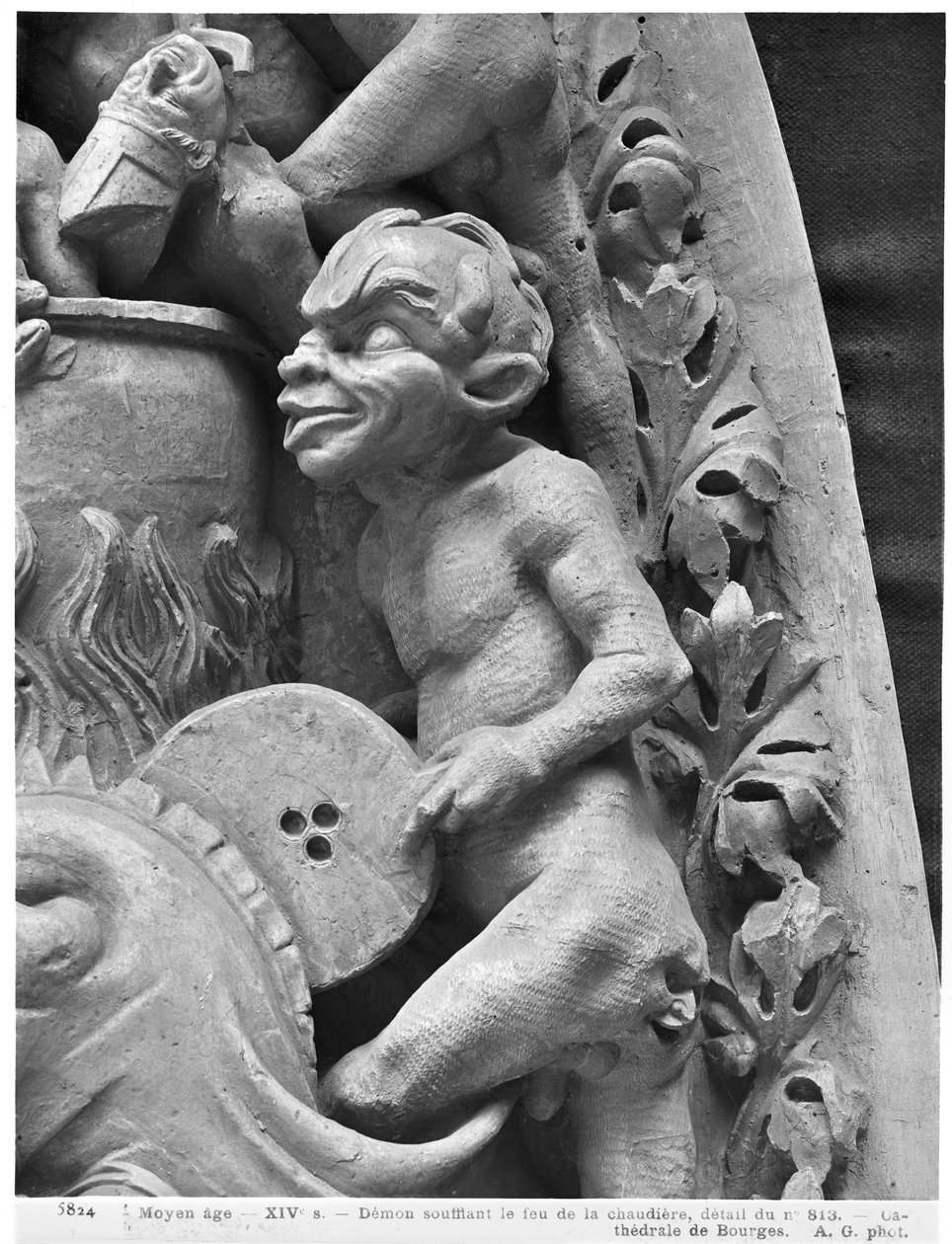 Ďábel rozdmýchával oheň, z Posledního soudu katedrály sv. Etienna v Bourges (detail) (sádra odlitá z kamene od French School