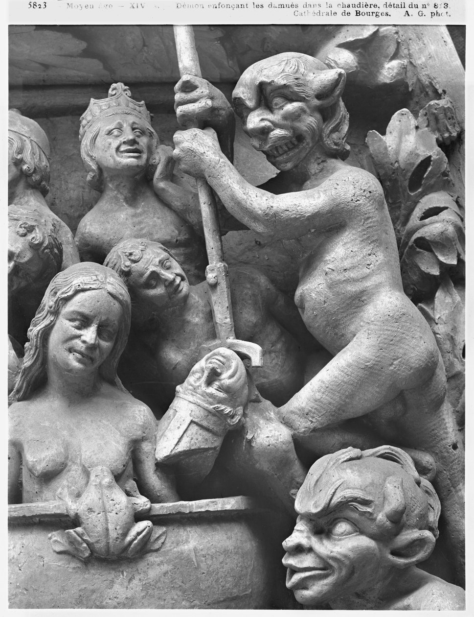 Ďábel tlačí biskupa v ohni, z Posledního soudu katedrály sv. Etienna v Bourges (detail) (sádra odlitá z kamene) od French School
