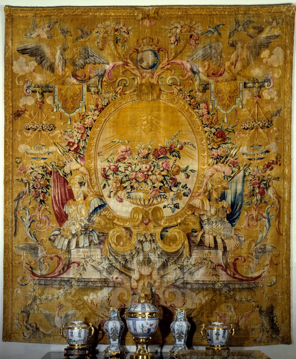 Znamení dveří královské gondoly. Hedvábný gobelín vyrobený v ateliéru Louise Duponta podle kartonu Jean Lemoyne dit Le Lorrain. Kolem 1682-1685. Paříž. muzeum Louvre od French School