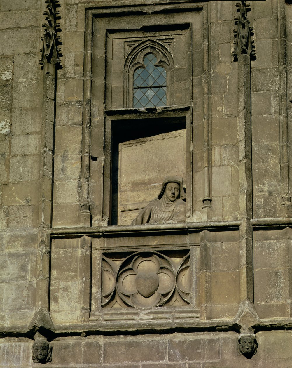 Falešné okno ve vstupním průčelí s postavou ženy, která vyhlíží, možná manželka Jacquese Coeura, 1443-51 od French School