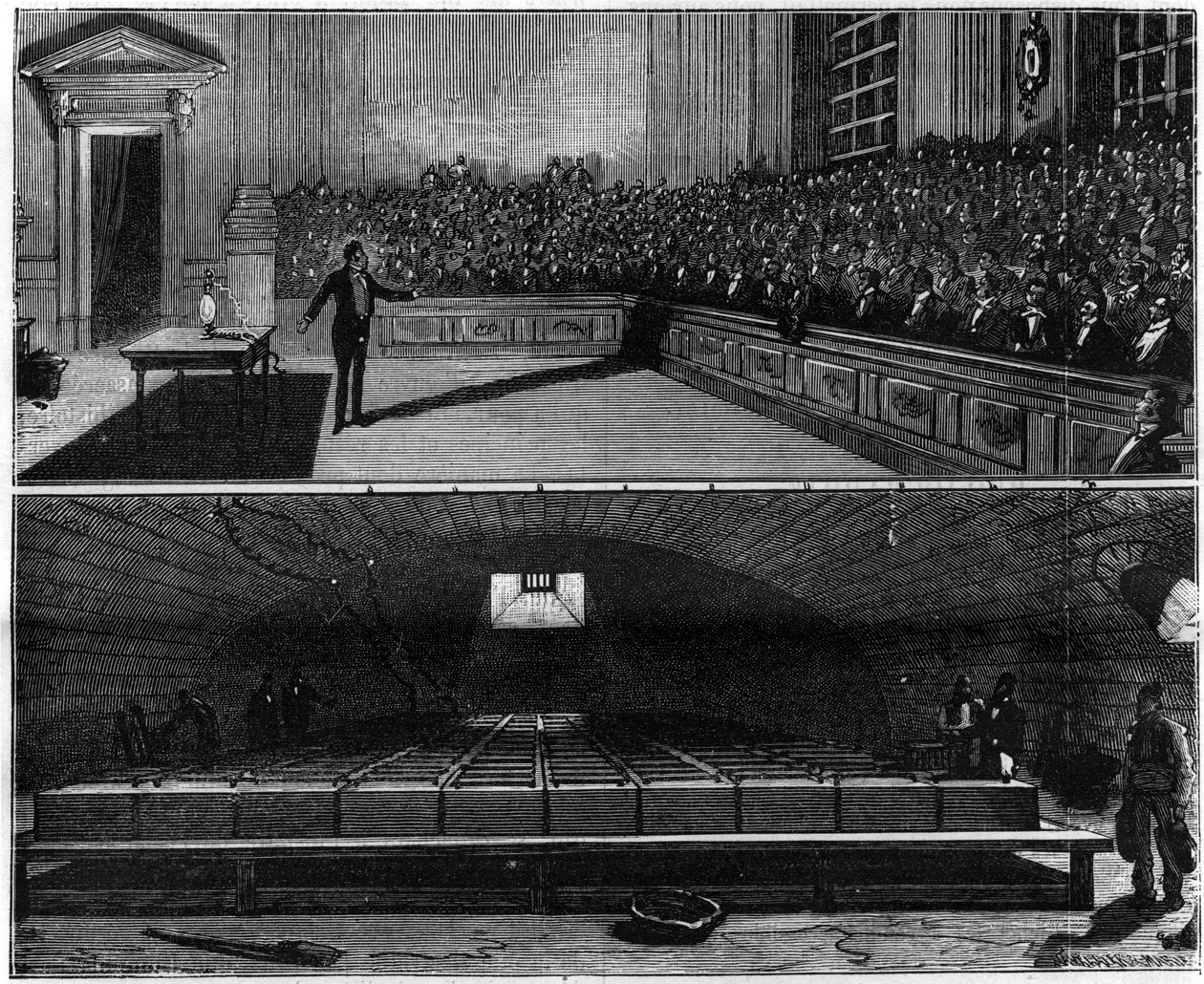 Experiment s elektrickým světlem provedl v roce 1813 Humphry Davy (1778-1829) ve svém kurzu chemie na Royal Institution of London (Anglie). Gravírování v „“ La Nature. Revue des sciences et de ses applications aux arts et à l