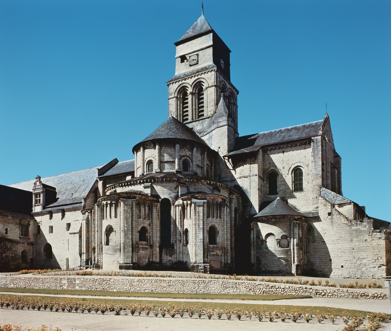 Exteriér opatského kostela od French School