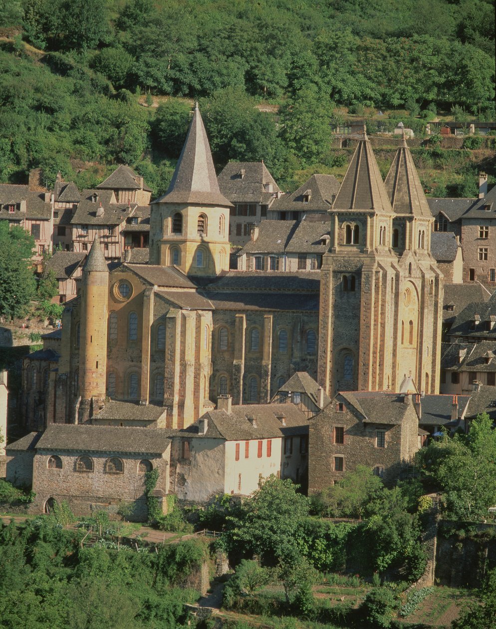 Pohled zvenčí, započatý opatem Odolricem kolem roku 1050 od French School