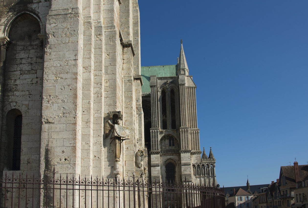 Vnější pohled na katedrálu Chartres s andělem na číselníku od French School