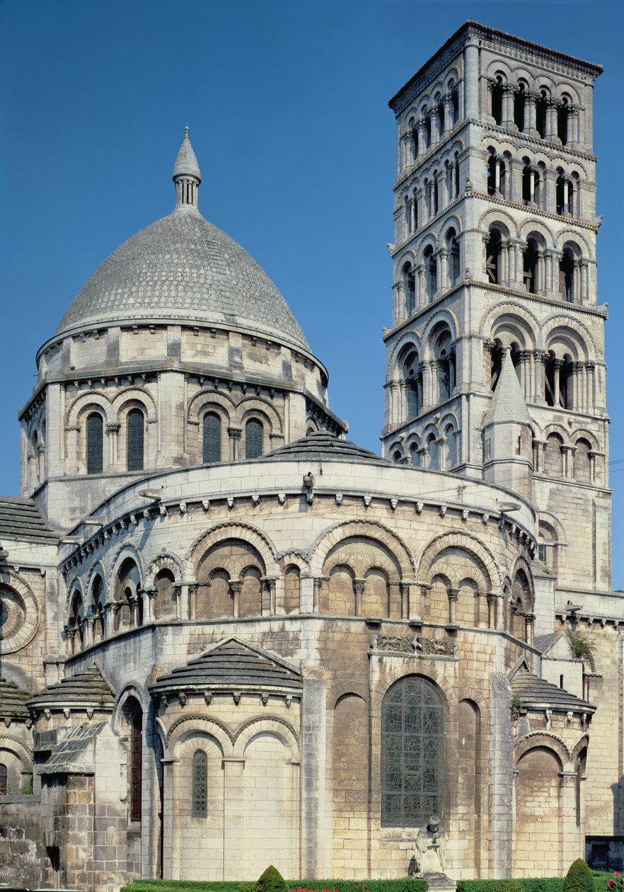 Vnější pohled na chevet s obsidiánovými kaplemi a zvonicí, postavený kolem 1125-1135 od French School