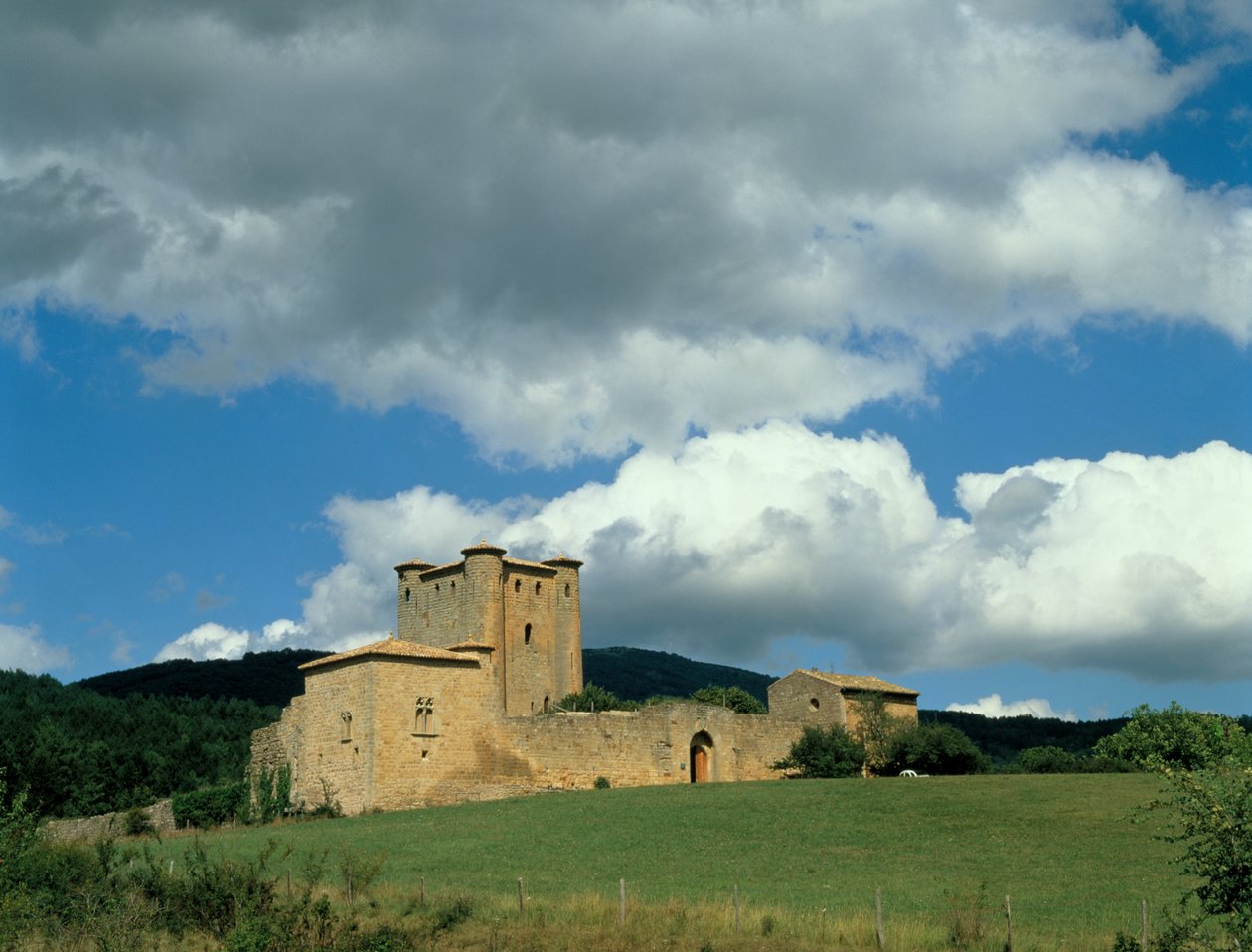 Pohled na pevnost zvenčí, postavenou v letech 1038-43 od French School