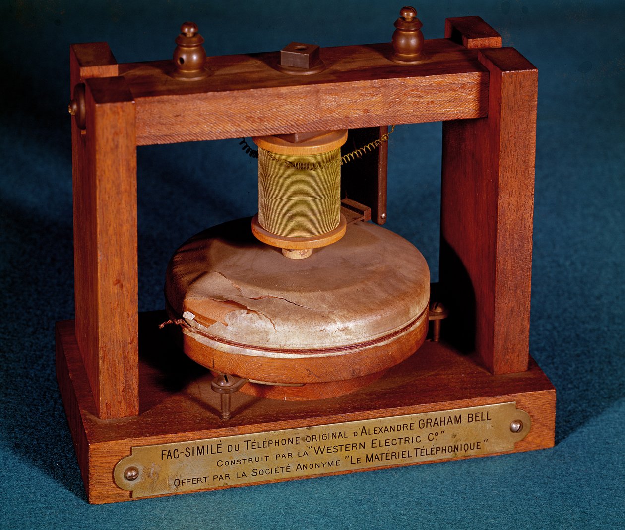 Faksimile telefonu vynalezeného Alexanderem Grahamem Bellem (1847-1922) vyrobená společností Western Electric Company od French School