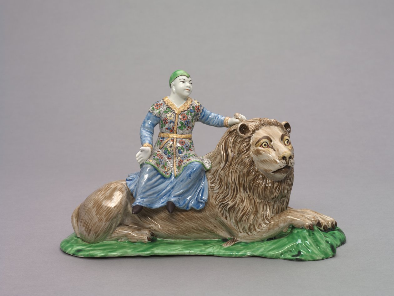 Postava sedící na lvu, cca 1750 (jemně pastový porcelán se smaltovaným zdobením) od French School