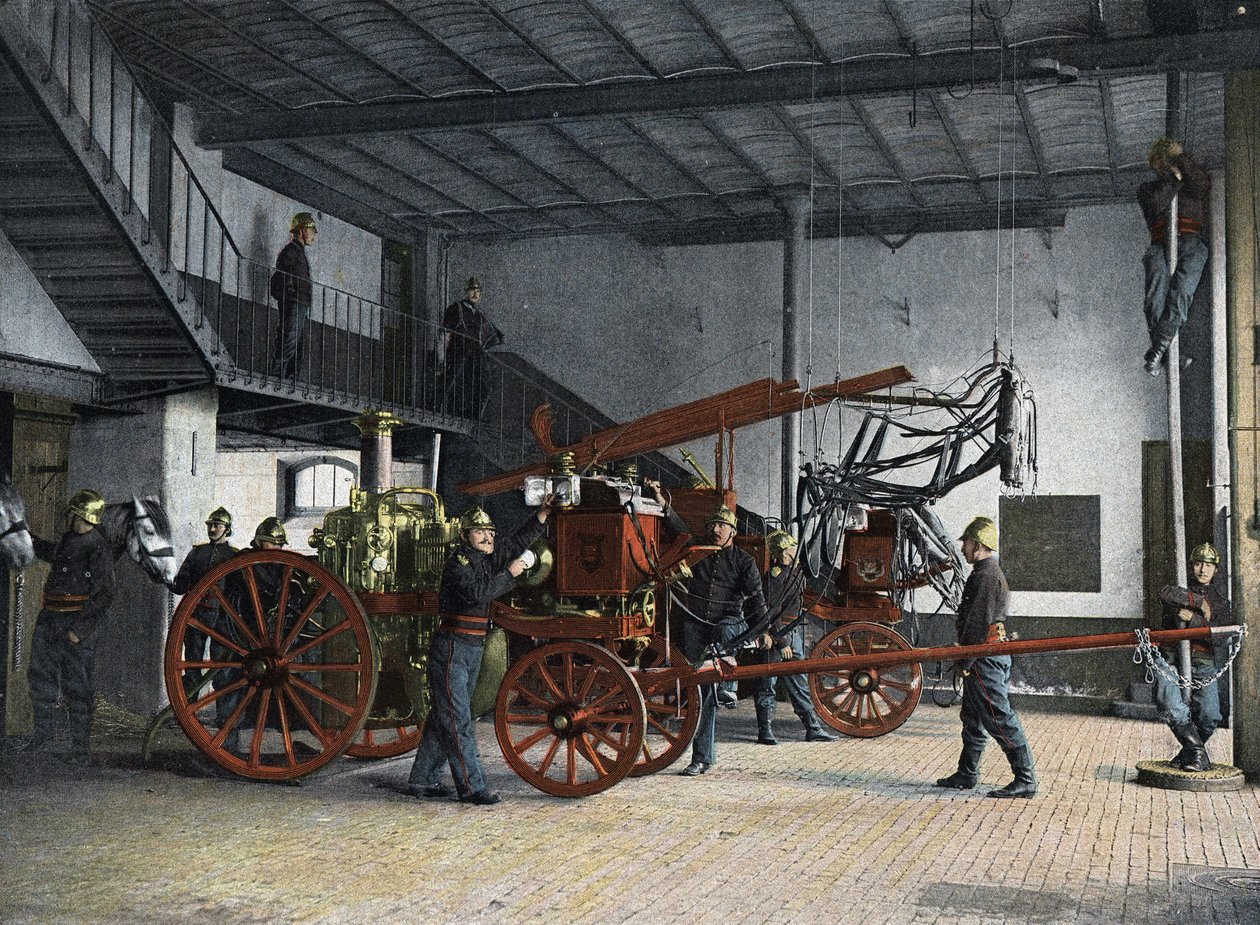Hasiči z Paříže. Central Post (Fire Hall): Výzva k palbě. V okamžiku požárního volání strážci stájí přivedou koně z jejich stáje do jejich závěsné pozice, nad kterou budou zavěšeny všechny postroje usazeny jednoduchým tahem. Řidič l od French School