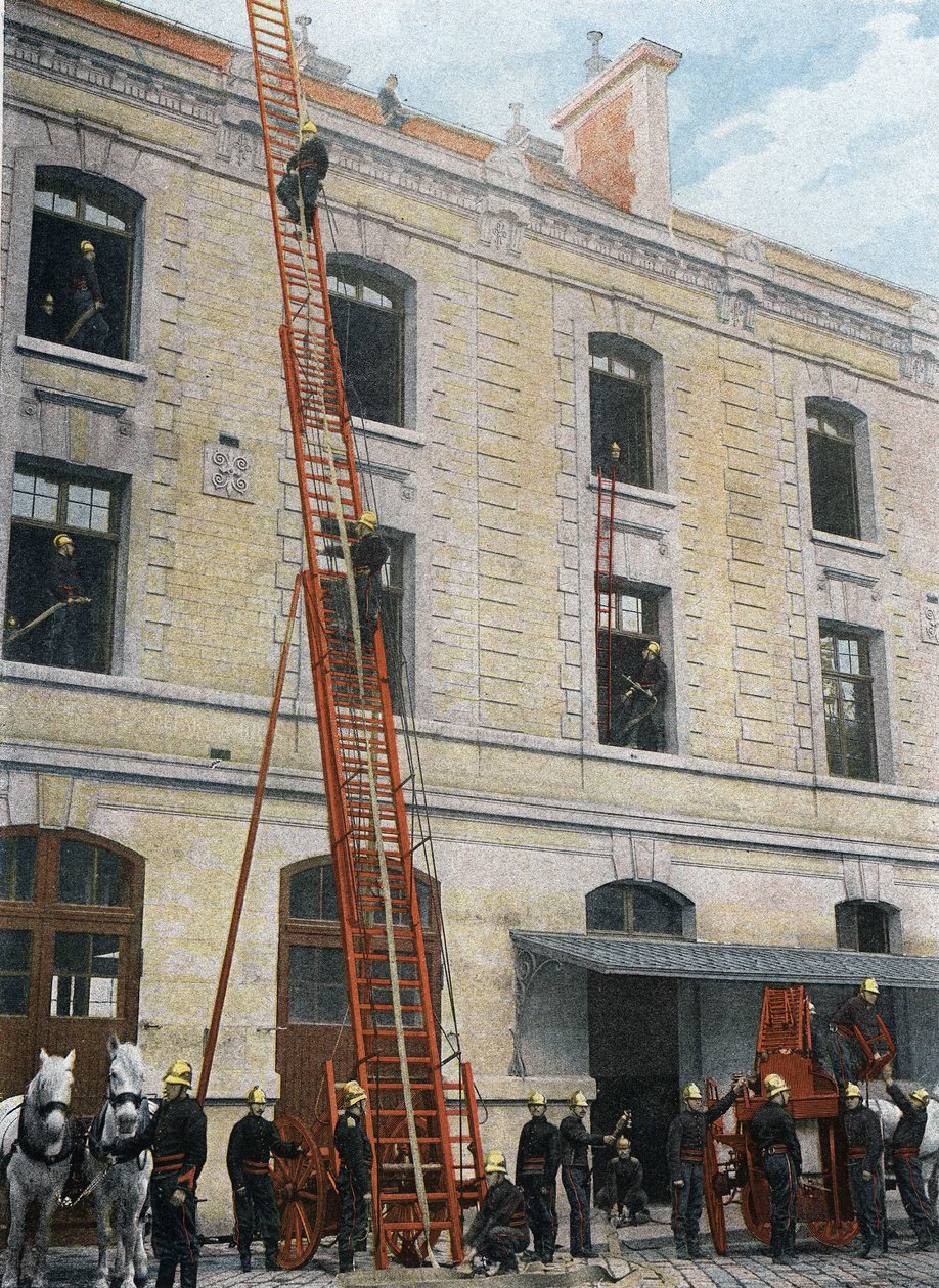 Hasiči z Paříže. Velký žebřík. Ten zaměstnaný v regimentu, ze systému Gugumus, je tažen dvěma koňmi; v jeho čele stojí její řidič a tři sapéři, kteří s ní musí manévrovat. Váží, sama bez předku od French School