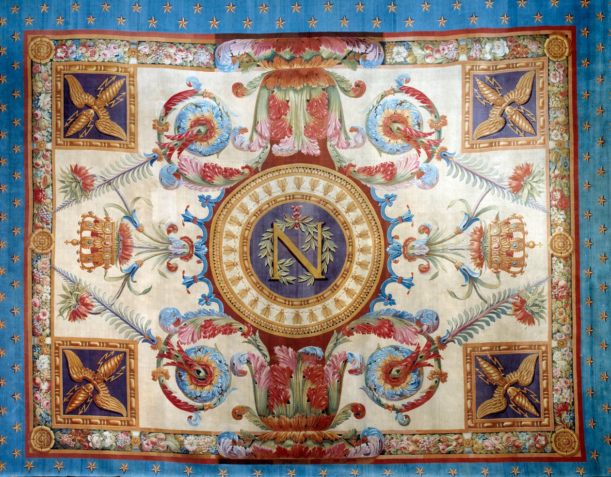 První empír: koberec z trojského pokoje v Paláci Tuilerie vyrobený továrnou na mýdlo. Ne 7,80 x 6,40 m. 1809 Malmaison, musee du chateau od French School