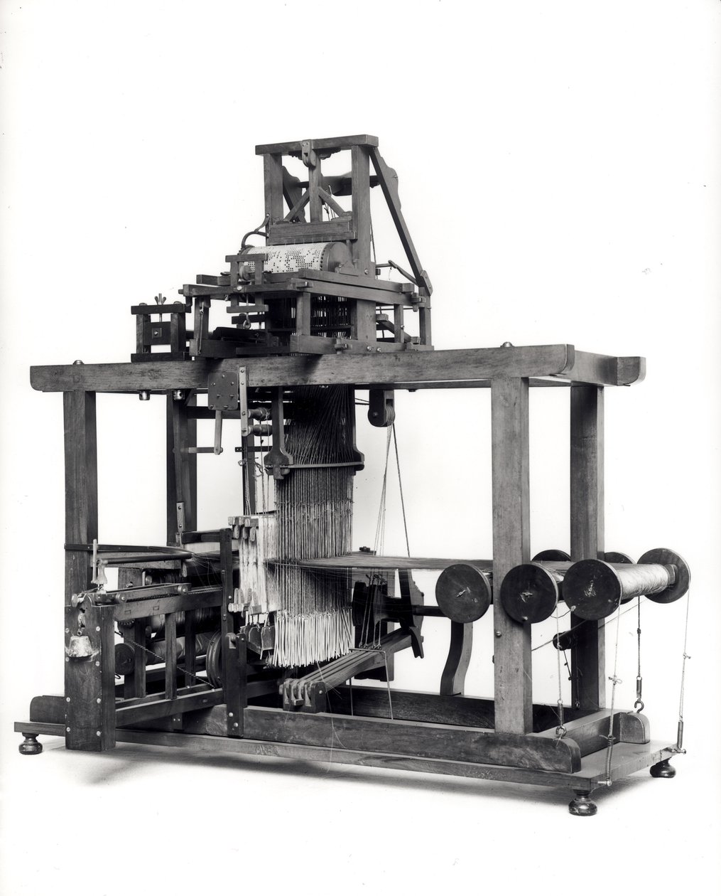 První plně automatizovaný tkalcovský stav vynalezený Jacquesem de Vaucansonem (1709-82) kolem roku 1745 od French School