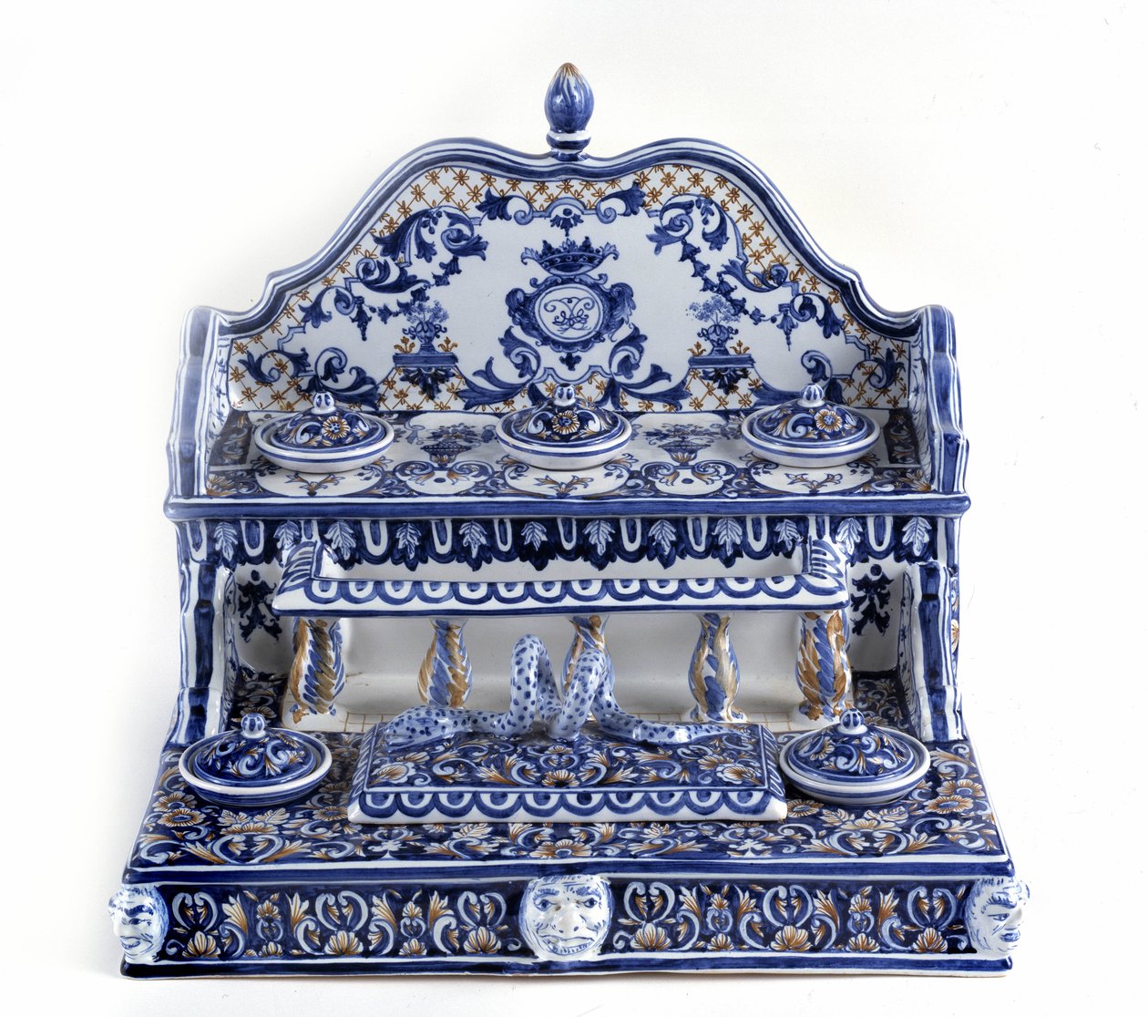 Francouzská kaligrafie: Psaní v porcelánu Gien, o celkové délce 40 centimetrů, tento kus je velmi reprezentativní pro 18. století. Na dvou stupních je 5 inkoustových lůžek a také obdélníková plumboard. Paříž, muzeum pera. od French School