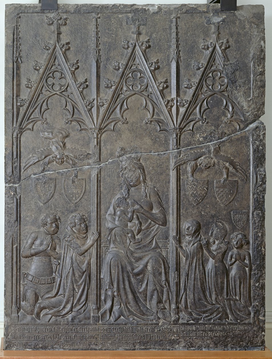 Pohřební stéla rodiny Sacquespee, ze hřbitova St. Nicaise v Arras, 1376 (tournai kámen) od French School