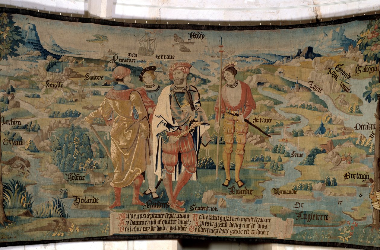 Galathes, zakladatel Galie, obklopuje společníky na pozadí krajiny zobrazující mapu Galie při pohledu ze severu, s moři a řekami, názvy jednotlivých oblastí a podrobnostmi o zvířatech žijících v těchto oblastech. Tapiserie "Báje o od French School