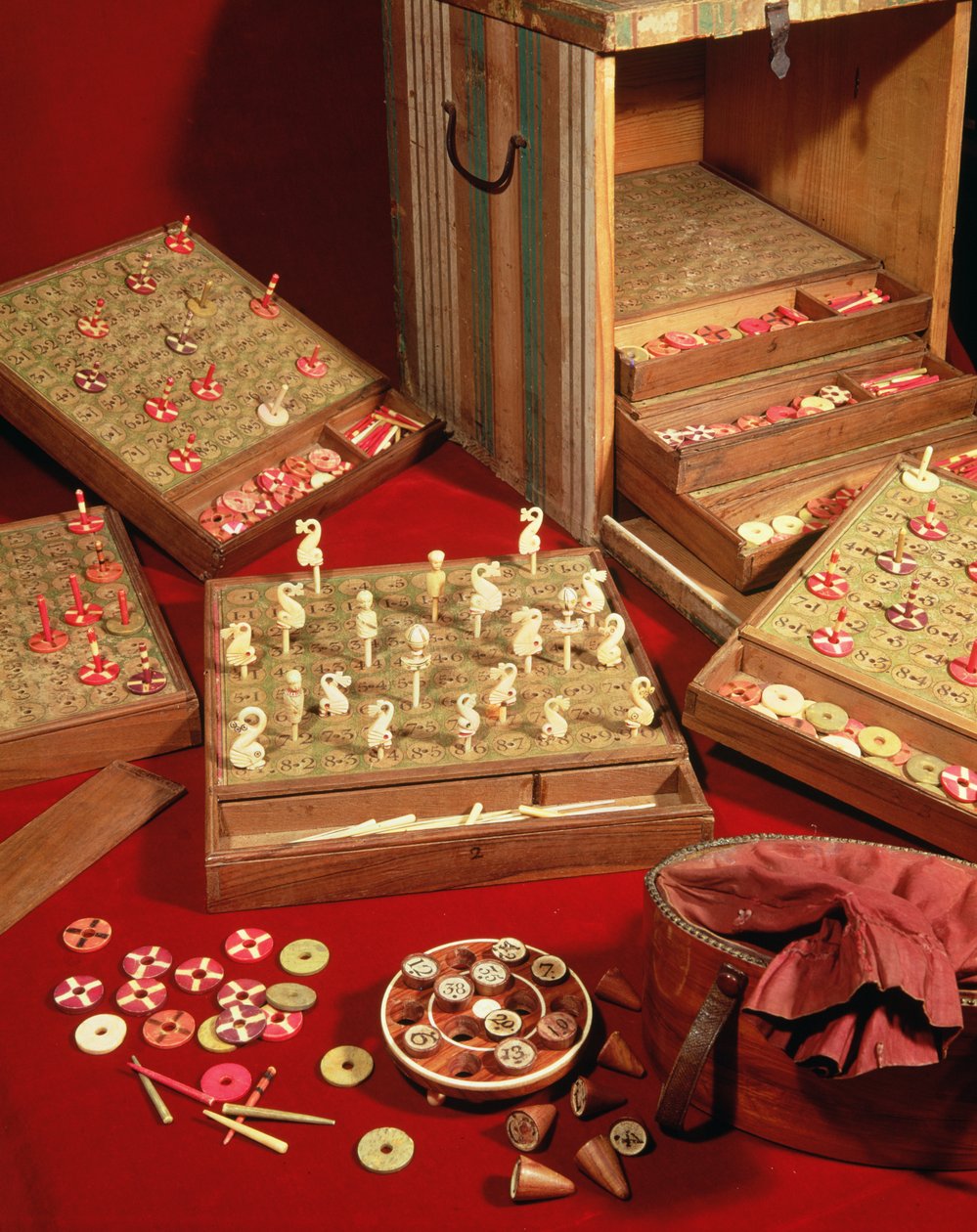 Lotto Game of Dauphin vynalezené Ludvíkem XIV. (1638-1715) (dřevo a slonovina) od French School