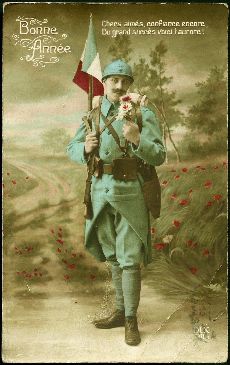 Blahopřání k roku 1916. Voják nesoucí francouzskou vlajku s pistolí a pokořující vůni kytice květin ve venkovské krajině. Barevná pohlednice na přání roku 1916. od French School