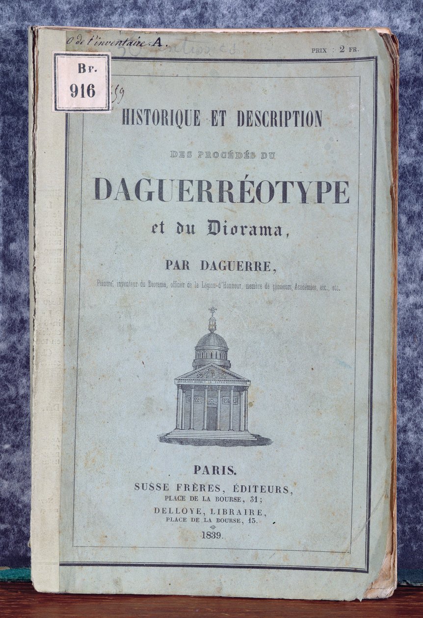 Historique et Description des Procedes de Daguerreotype et du Diorama, Příručka k fotoaparátu, který Daguerre a Giroux uvedli na trh v roce 1839. od French School