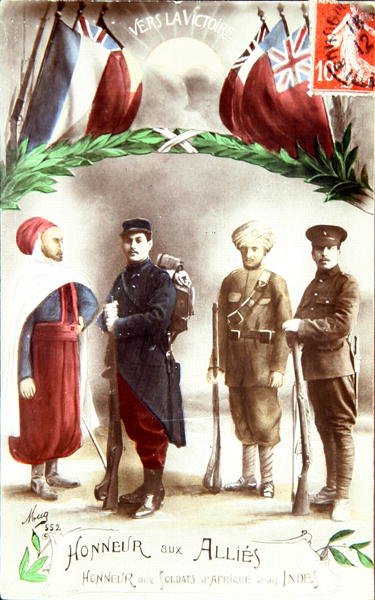 „Čest spojencům“, francouzská vlastenecká pohlednice na poctu vojákům z Afriky a Indie, kolem roku 1916 (barevné lito) od French School