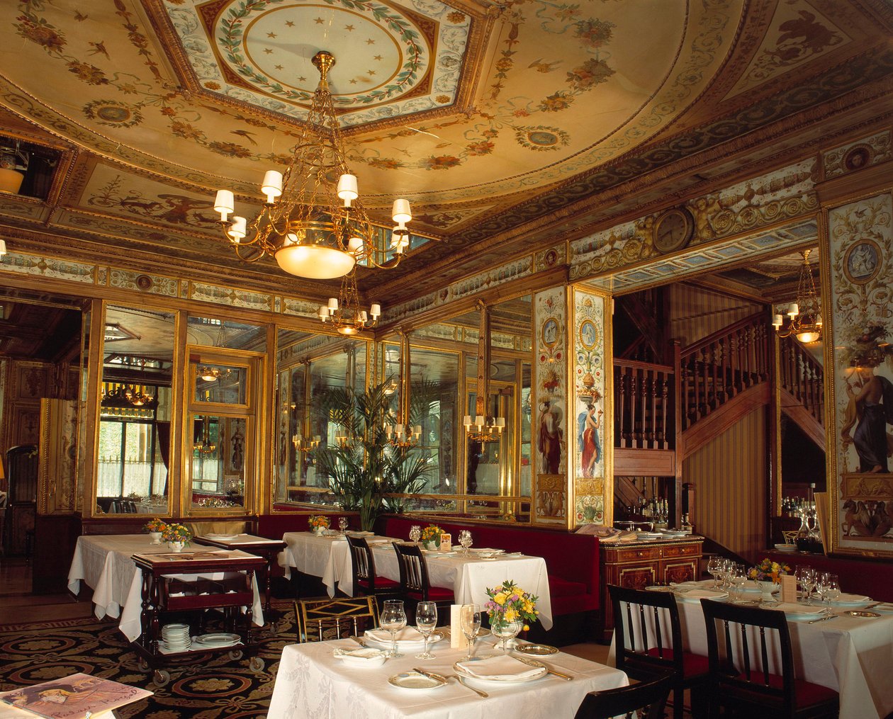 Vnitřní pohled na restauraci „Le Grand vefour““ v zahradách Palais Royal, realizované v 18. století. Paříž. od French School