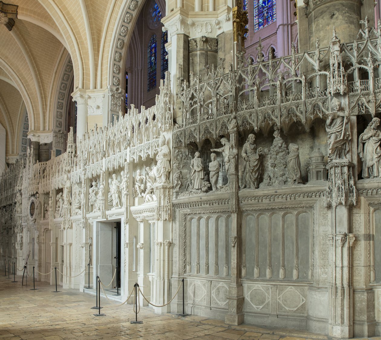 Vnitřní pohled na katedrálu Chartres s detailem chóru od French School