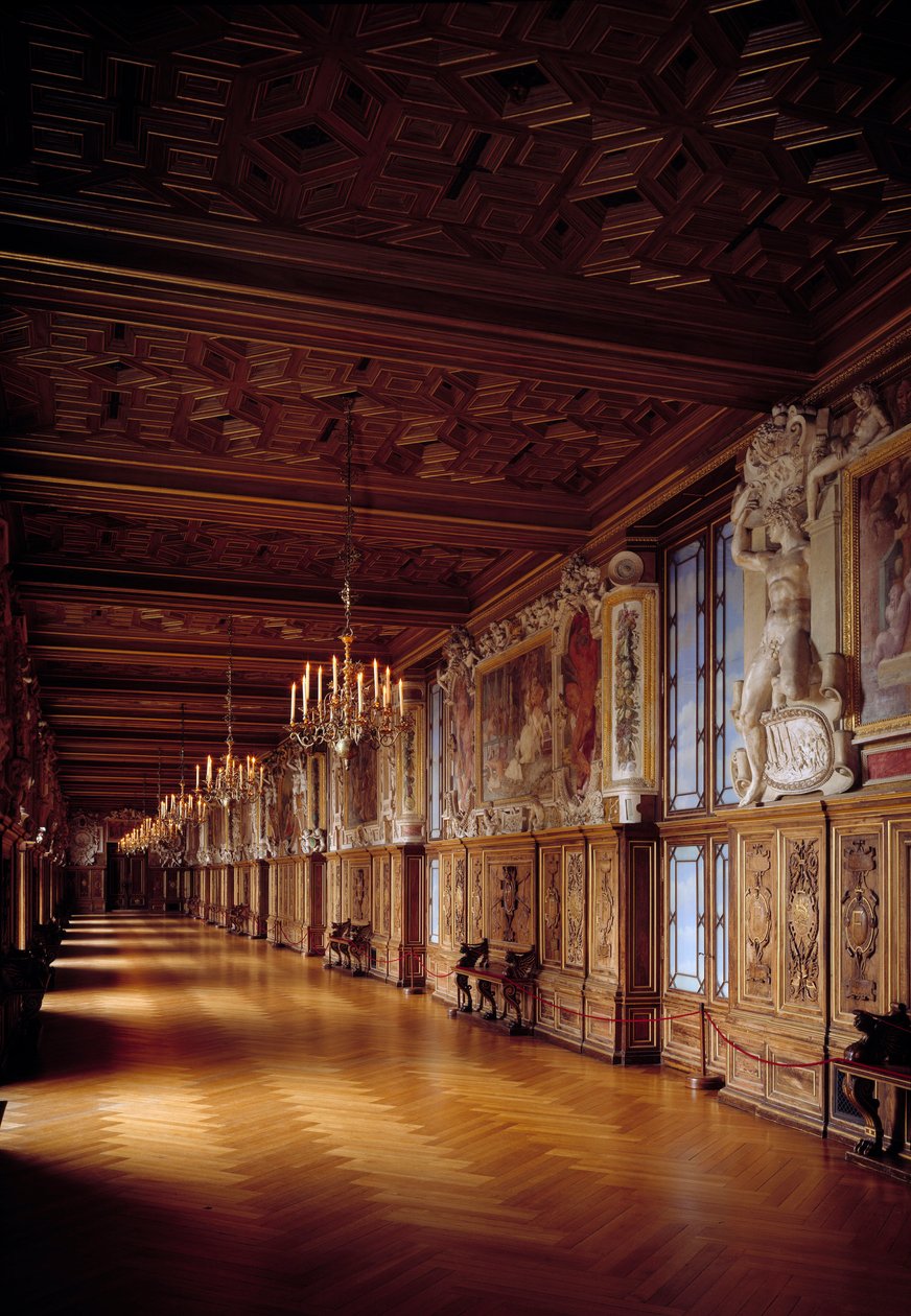 Vnitřní pohled na galerii Francois I ve Fontainebleau. Dřevo a nástěnné malby školy Fontainebleau od French School