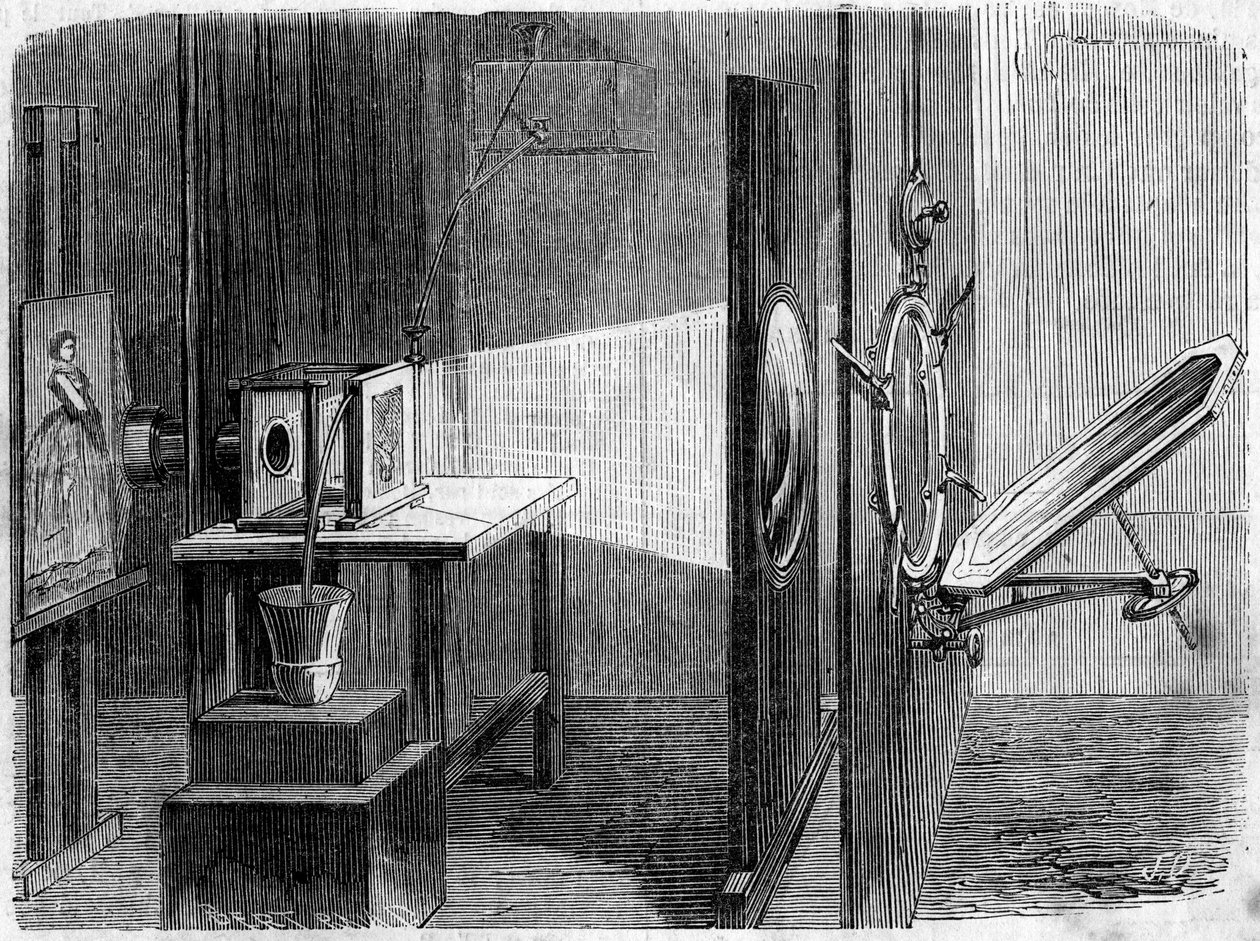 Světelné dveře platí pro fotografii vynalezené Edouardem Delessertem (1828-1898). Zrcadlo odráží sluneční paprsky a vrací je do čočky, která je spojuje do paprsku, aby se sblížily na klišé, jehož obraz, reprodukovaný Daguerrovou kamerou, je pevný. od French School