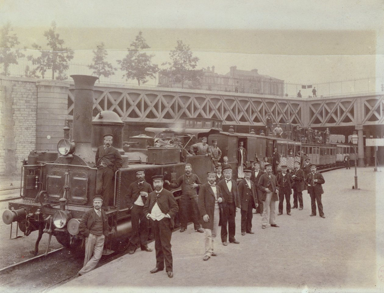 Lokomotiva CAIL, postavená kolem roku 1866-67, v Pont de Courcelles, Paříž, kolem roku 1867 od French School