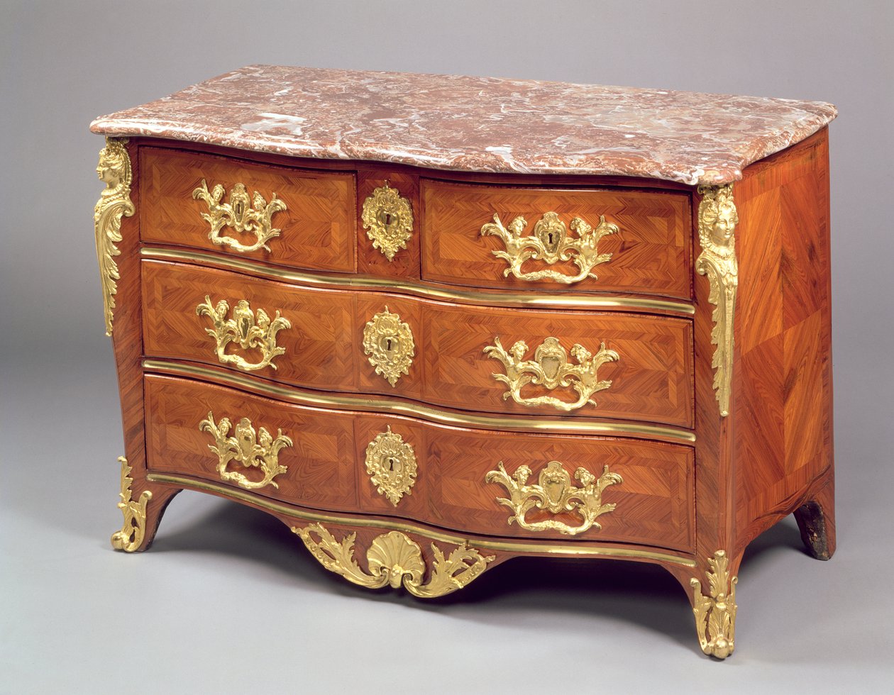 Louis XV Commode od Francoise Garniera kolem roku 1730 (ormolu a intarzie na tulipánovém dřevě) od French School